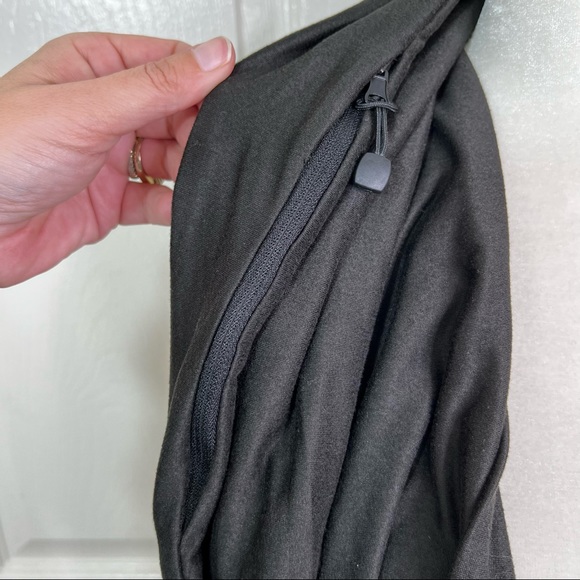 NWT Beyond Yoga Zipper Pocket Infinity Scarf in Black OS - Picture 6 of 9